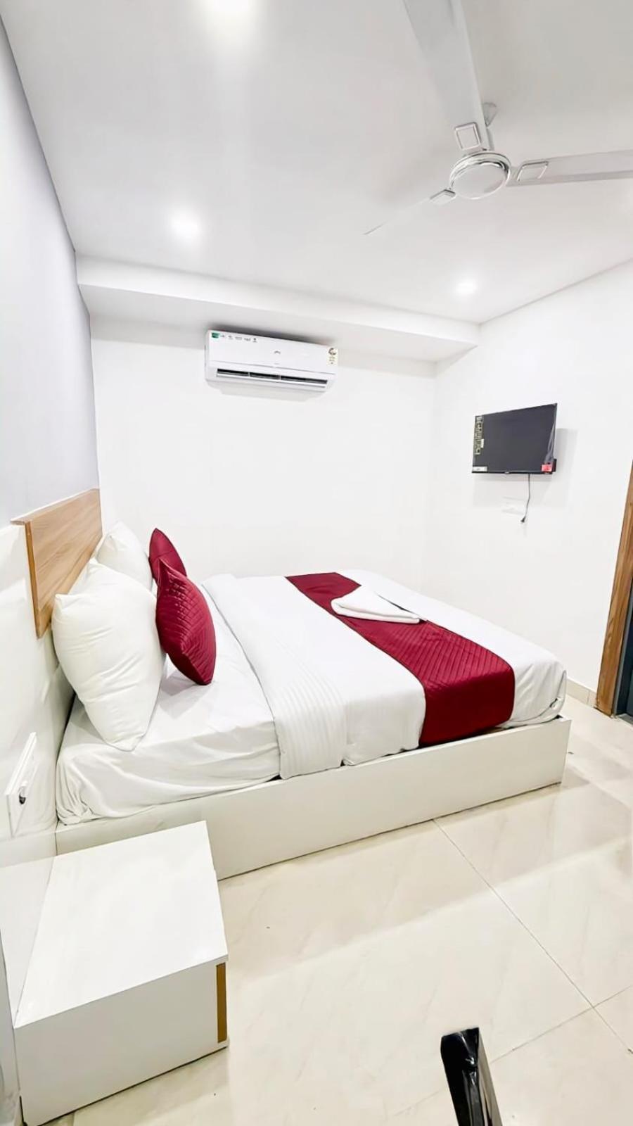 Hotel Modern Town Nueva Delhi Exterior foto